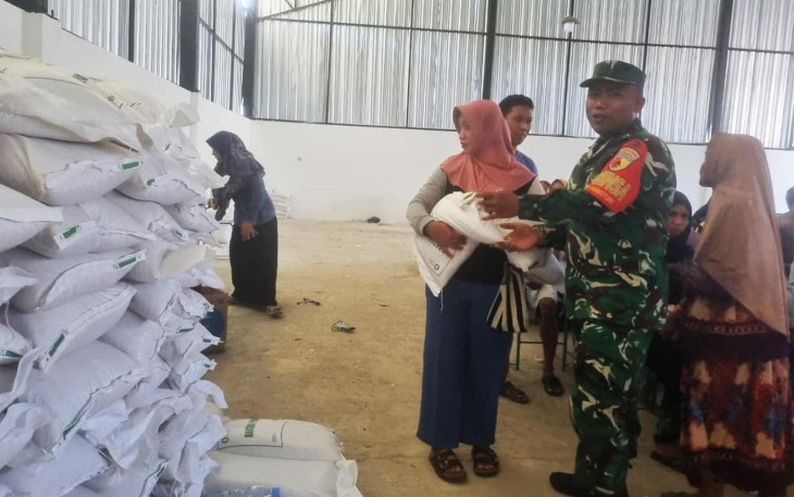 Babinsa Dampingi Penyaluran Beras Bulog untuk 986 Warga Karangturi