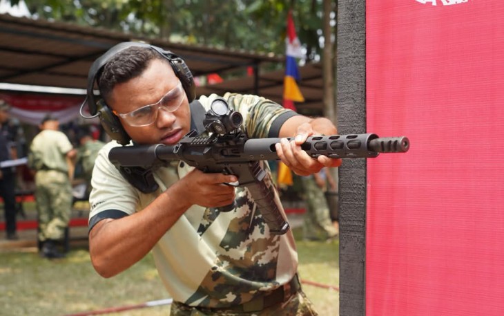 Peserta lomba tembak Piala Panglima TNI 2026 di Cilidong, Jumat (18/9)
