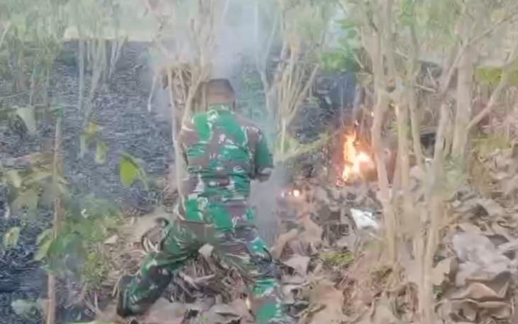 Koramil Tanggunggunung Gerak Cepat Padamkan Kebakaran Hutan di Desa Ngepoh