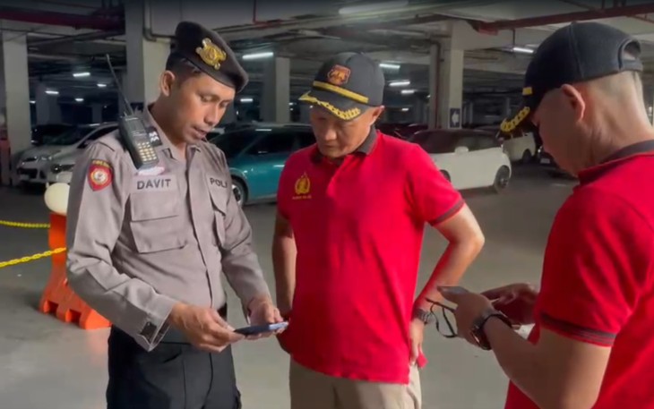 Telusuri video viral pria masuk kolong mobil