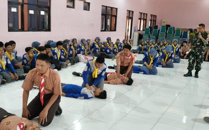 Kodim Madiun Bekali Siswa SMKN 1 Wonoasri Keterampilan Pertolongan Pertama