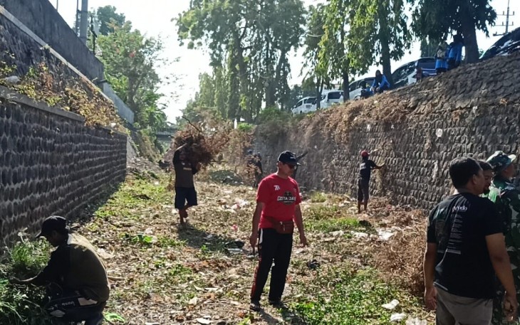 Aksi Bersih Bersih Sungai oleh Kodim Ponorogo Bersama Unsur Terkait Dalam Rangka HUT ke 81 TNI