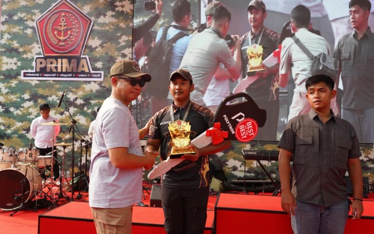 Panglima TNI Jenderal TNI Agus Subiyanto memberikan hadiah juara lomba tembak, Minggu (20/9)