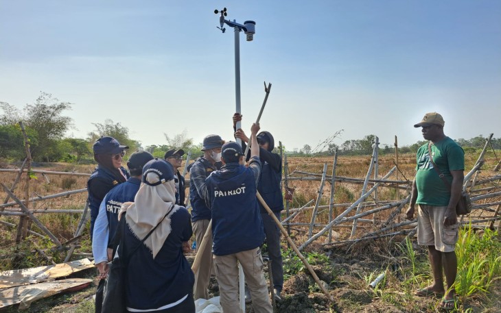 Antisipasi Gagal Panen di Merauke, Tim Ekspedisi Patriot IPB University Pasang Stasiun Pemantau Cuaca Digital untuk Petani