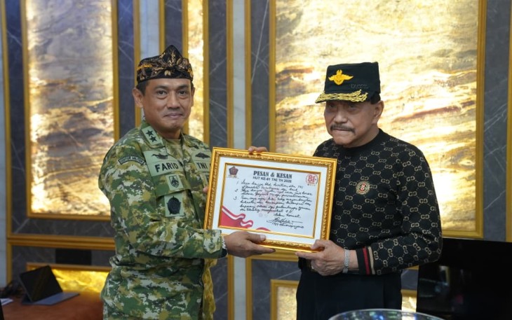 Kababinkum dan HAM TNI Laksda TNI Farid Ma’ruf, S.H., M.H. dan Waaspers Panglima TNI Brigjen TNI Iwan Setiawan, S.I.P., M.Han. bersama rombongan melaksanakan anjangsana ke kediaman sesepuh TNI, Jenderal TNI (Purn) A.M. Hendropriyono