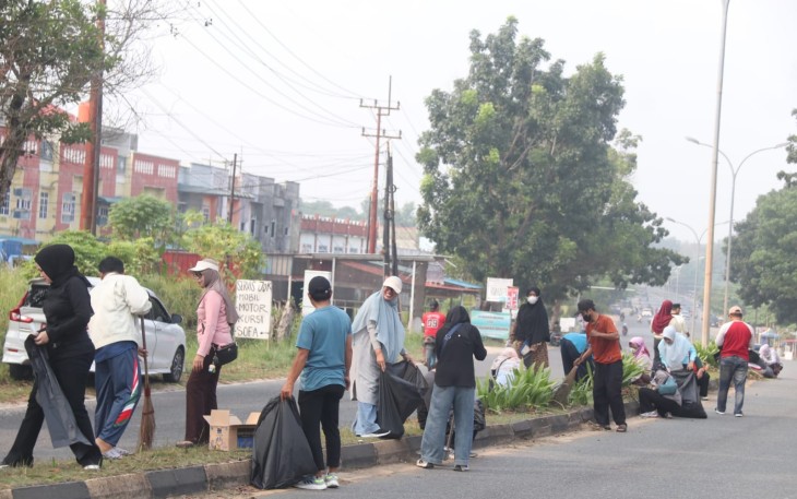 ASN Pemkot Tanjungpinang Goro di Ruas Jalan Nasional