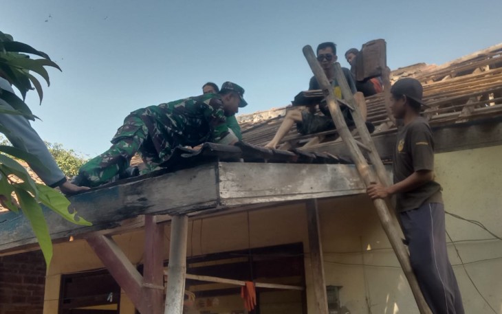 Bantu bongkar rumah warga desa binaan