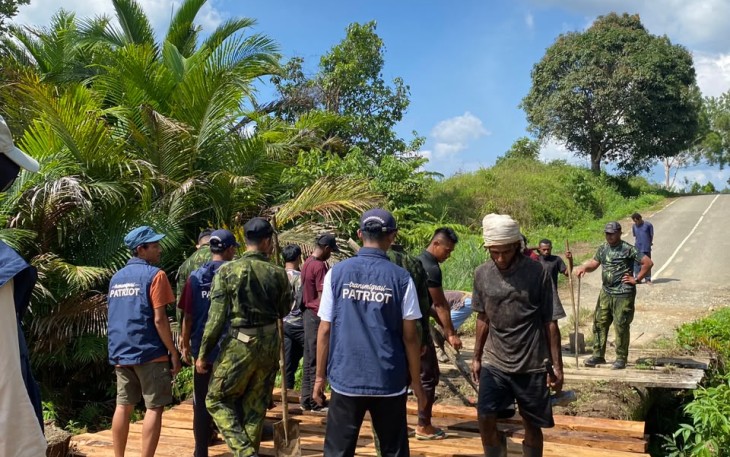 Perkuat Akses Perbatasan Keerom, Tim Ekspedisi Patriot dan Warga Yuruf Bangun Jembatan Darurat