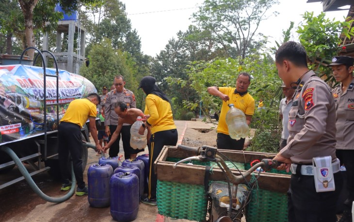Polres Kendal Bantu Warga Kalipuru Hadapi Krisis Air Bersih Akibat Kemarau