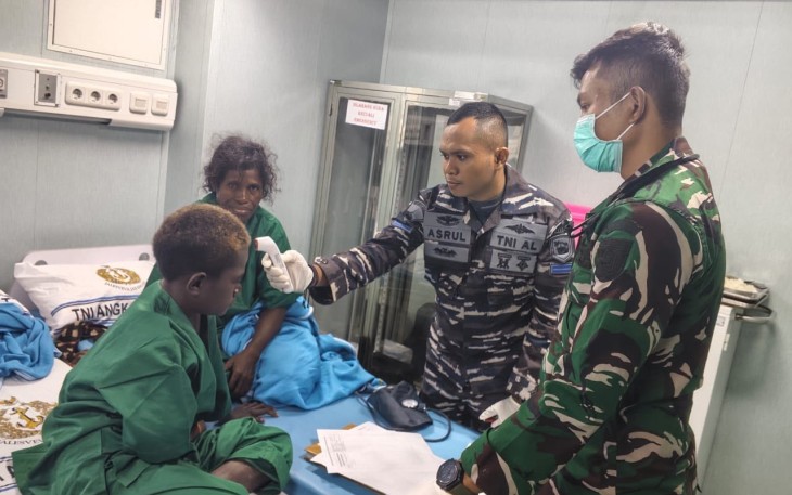 KRI dr Wahidin Sudirohusodo-991Evakuasi 11 Warga Papua Nugini