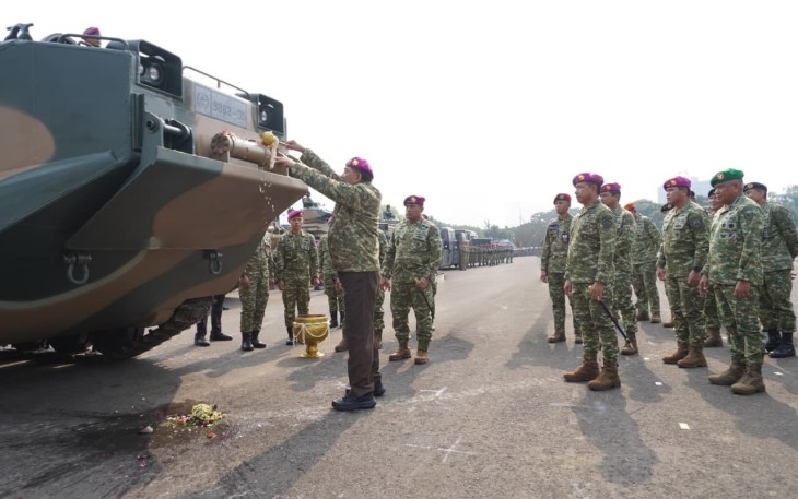 Panglima TNI Serahkan Ranpur AAV M-35 Kepada TNI Angkatan Laut
