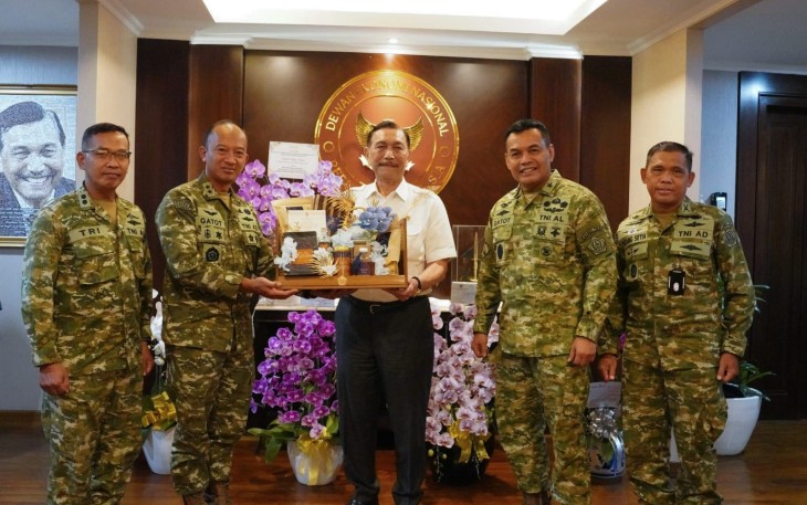 Pa Sahli Tk. III Bid. Komsos Panglima TNI Mayjen TNI Putranto Gatot Sri Handoyo, S.Sos., M.M. dan rombongan melaksanakan anjangsana ke Ketua Dewan Ekonomi Nasional Jenderal TNI (Purn) Luhut Binsar Pandjaitan di Jl. M.H. Thamrin No.8, Jakarta Pusat