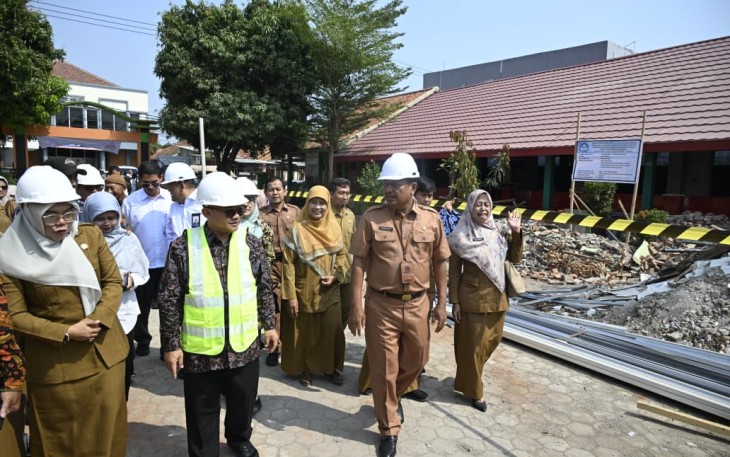 Mendikdasmen Abdul Mu'ti saat meninjau revitalisasi SDN 1 Kedungjaya, Cirebon