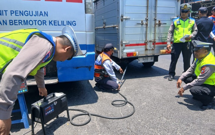 Polres Pelabuhan Tanjung Perak Tingkatkan Kepatuhan dan Tekan Polusi melalui Operasi Gabungan