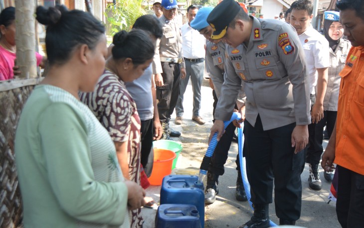 Polres Bondowoso Distribusikan Air Bersih Bantu Warga Taman Krocok Hadapi Kemarau Panjang