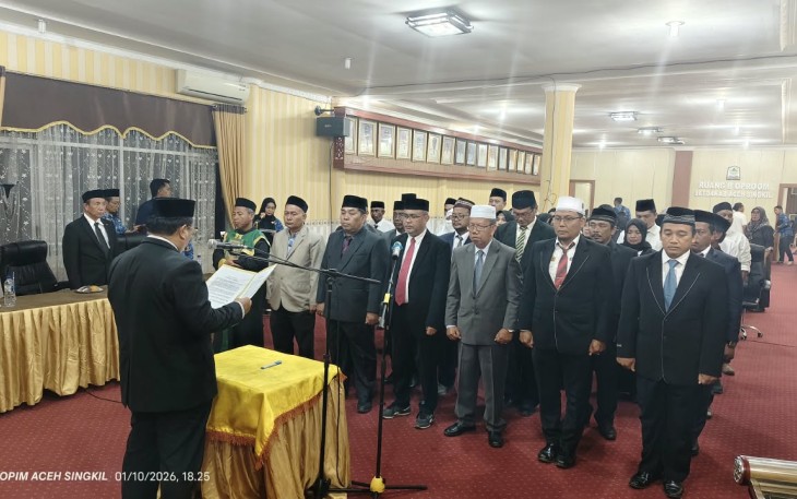 Bupati Aceh Singkil, H. Safriadi Oyon, SH, saat melantik puluhan pejabat, diopp room kantor Bupati setempat.
