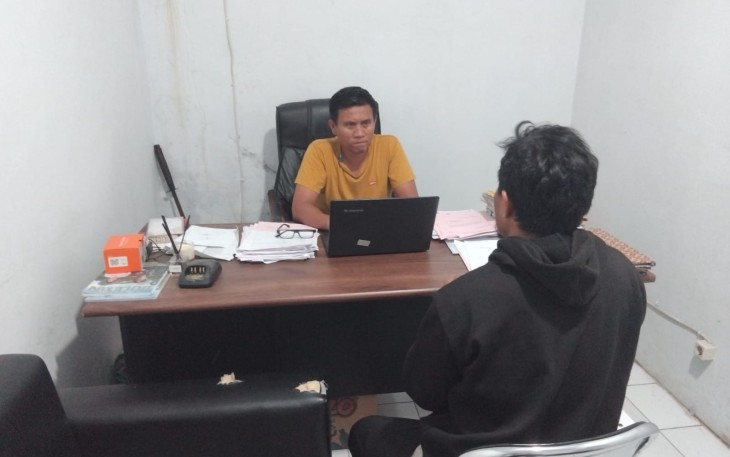 Penyidik saat melakukan BAP terhadap pelaku