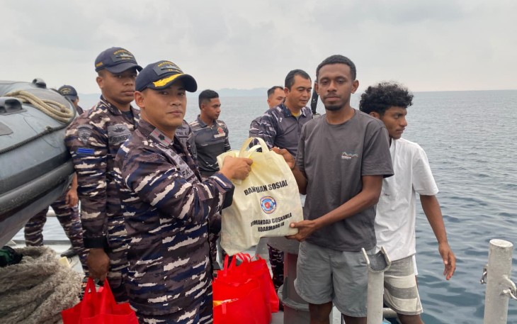 Di Tengah Operasi Perisai Sura-26, KRI Posepa-870 Bagikan Sembako kepada Nelayan di Perairan Fakfak