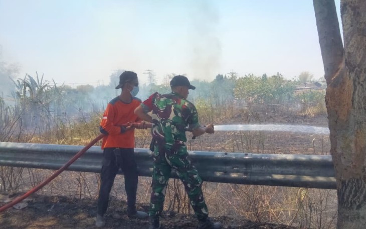 Pemadaman api di lahan tebu