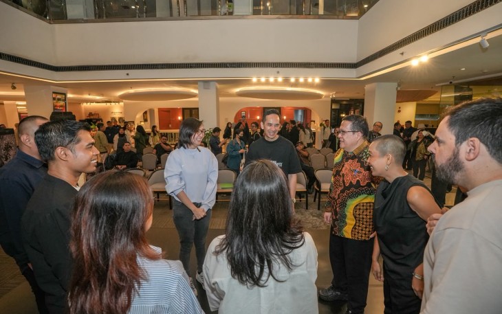 Wakil Menteri Ekonomi Kreatif/Wakil Kepala Badan Ekonomi Kreatif (Ekraf) Irene Umar berbincang bersama Seniman dan Pelaku Ekraf saat menghadiri pembukaan Indonesia Contemporary Art & Design (ICAD) 16 di grandkemang Hotel, Jakarta, Rabu (7/10/26)