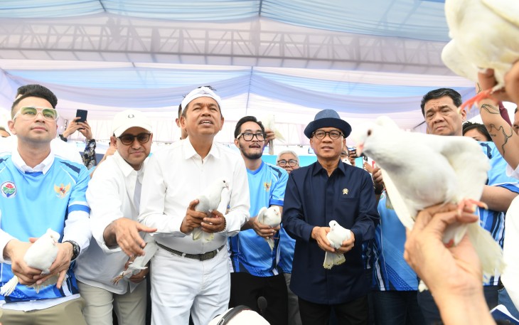 Mendes Yandri saat Launching Peringatan Hari Desa Nasional Tahun 2027 dan Kick Off Liga Desa 2026-2027 di Lapangan Panglejar Cisomang Barat, Cikalong Wetan, Bandung Barat