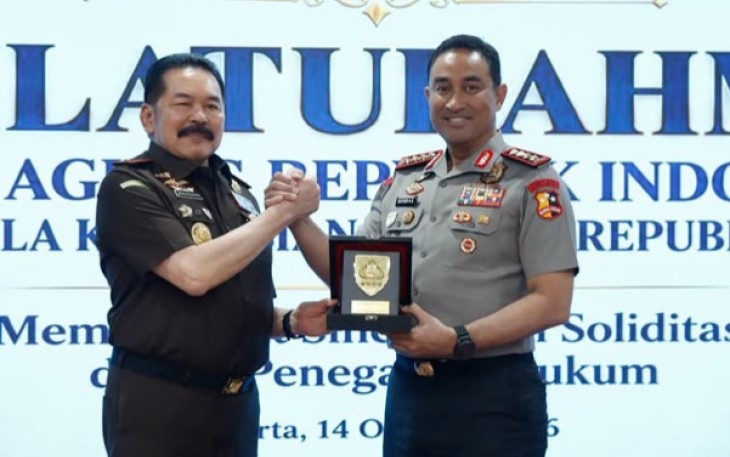 Kapolri Jenderal Suyudi Ario Seto bersama Jaksa Agung ST Burhanuddinndi di Jakarta, Rabu (14/10)