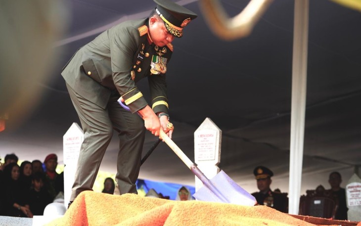 Panglima TNI Jenderal TNI Agus Subiyanto selaku Inspektur Upacara memimpin jalannya upacara pemakaman jenazah almarhum Jenderal TNI (Purn) Subagyo Hadi Siswoyo