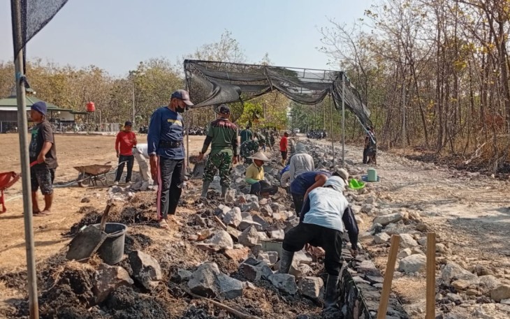 Gotong Royong TNI dan Warga Warnai Pengerjaan Talud TMMD di Desa Trucuk