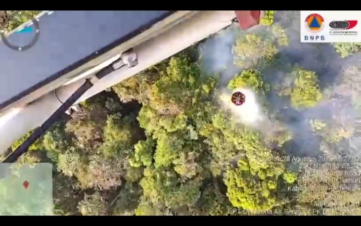 Pengerahan helikopter water bombing untuk pemadaman karhutla di Kabupaten Teluk Bintuni, Papua Barat, Jumat (28/8).  Sumber : BNPB