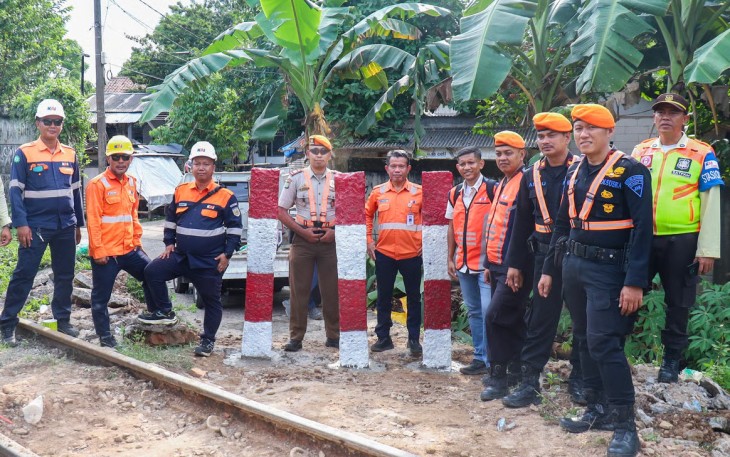 KAI Daop 1 Jakarta Bersama Pemangku Kepentingan Tutup Dua Perlintasan Liar, Perkuat Keselamatan Perjalanan Kereta Api