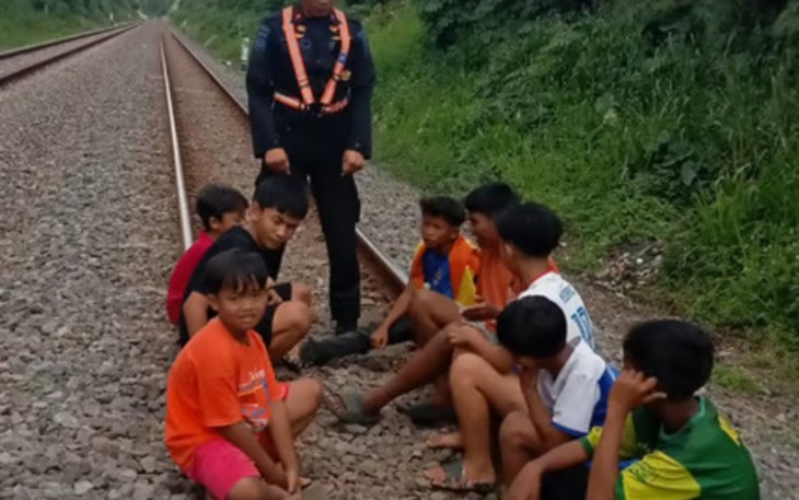 KAI Daop 2 Bandung Tegas Larang Masyarakat Beraktivitas di Jalur Rel Saat Ramadan, Langgar UU Bisa Terancam Sanksi Pidana