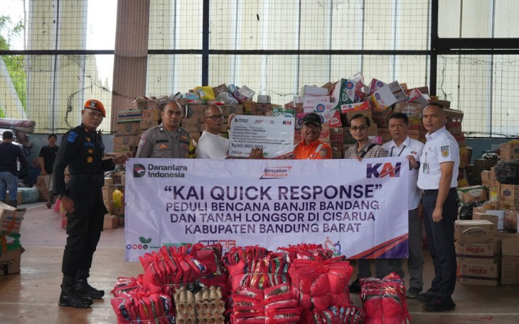 KAI Daop 2 Salurkan Bantuan TJSL bagi Korban Tanah Longsor di Cisarua