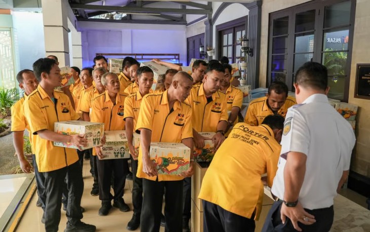 KAI Salurkan 580 Paket Sembako melalui TJSL sebagai Bentuk Kepedulian terhadap Pekerja Pendukung Layanan