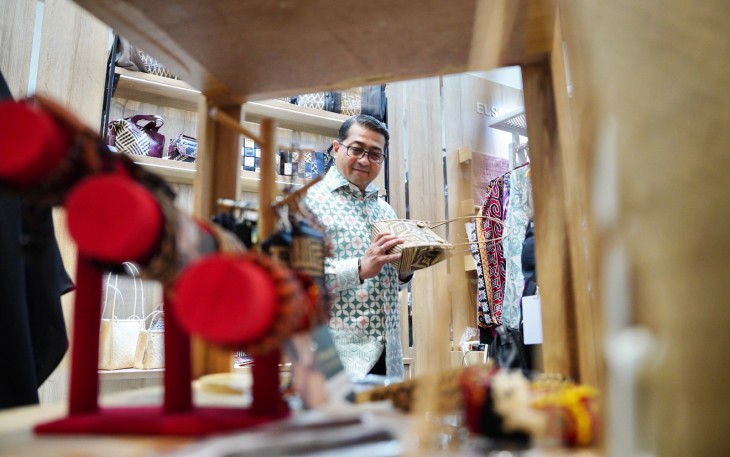 Menteri Ekonomi Kreatif, Teuku Riefky Harsya, meninjau booth peserta pada The 26th Jakarta International Handicraft Trade Fair (INACRAFT) 2026 di Jakarta International Convention Center (JICC), Jakarta, Rabu (4/2/2026).