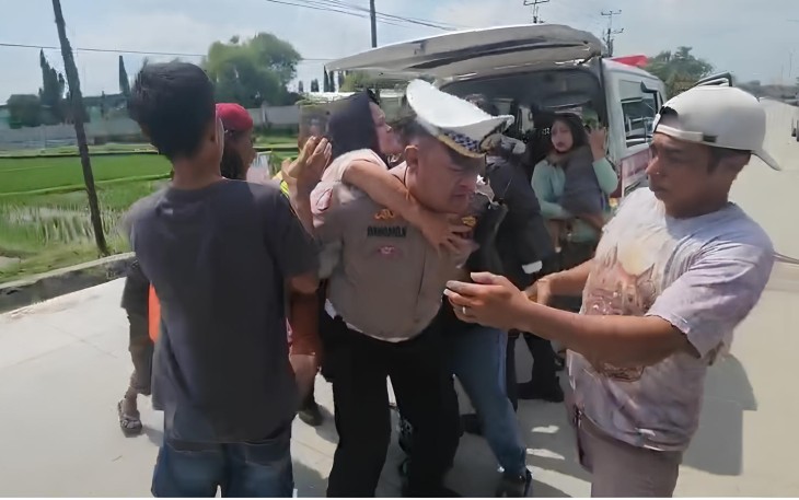 Polisi mengevakuasi korban lkeceakaan beruntun di jalur Jalan Raya Sragen-Solo wilayah Pulosari, Kebakkramat, Karanganyar, Rabu (4/2/2026) pagi.