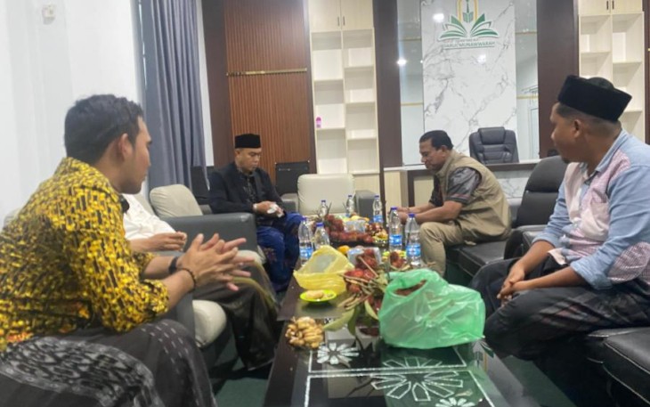 nggota Komisi V DPR RI Fraksi PKB Dapil Aceh, Ruslan Daud, saat menemui Pimpinan Pondok Pesantren Darul Munawwarah Kuta Krueng, Abiya Anwar Kuta Krueng