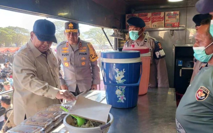 Prabowo Bersama Kapolri dan Kapolda NTT Cek Bantuan Pengungsi Nagekeo  