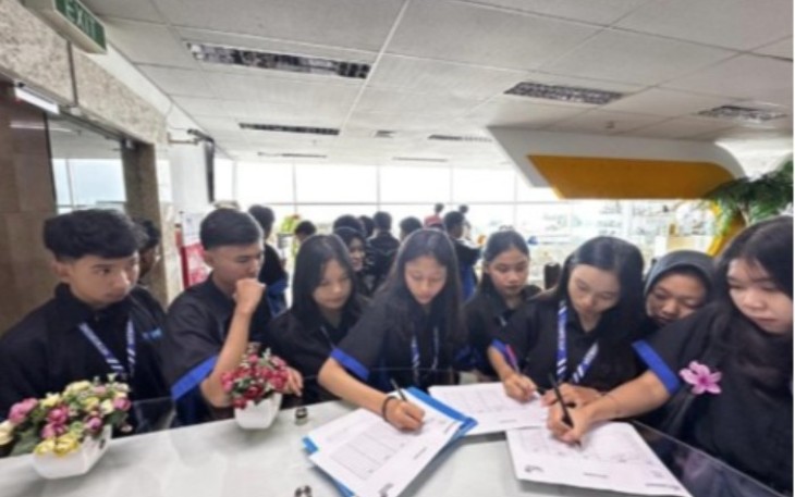 SMK Yadika 8 Bekasi Kunjungi Telkom AI Center Bandung