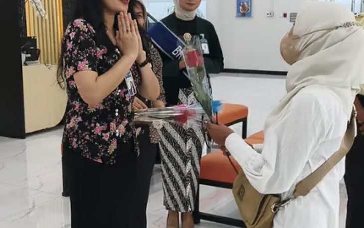 Semarak Hari Pelanggan Nasional, Pemimpin Cabang BRI BO Cut Mutiah Sambut Nasabah dengan Hangat