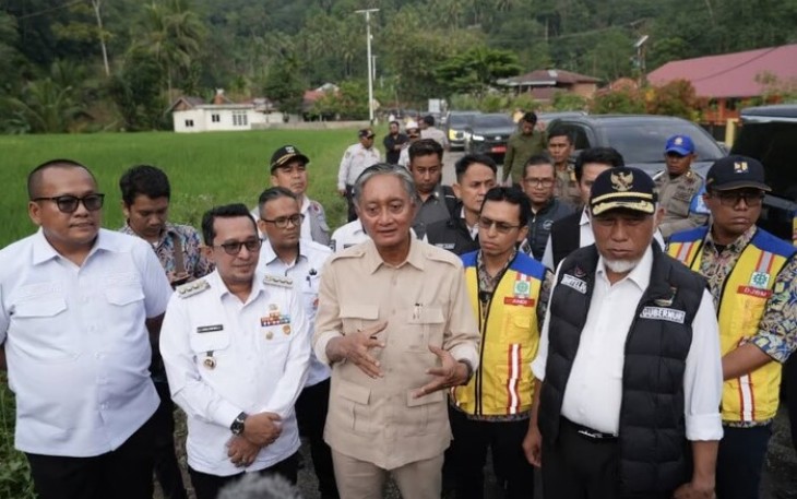 Tengah - Bapak Dody Hanggodo Menteri Pekerjaan Umum