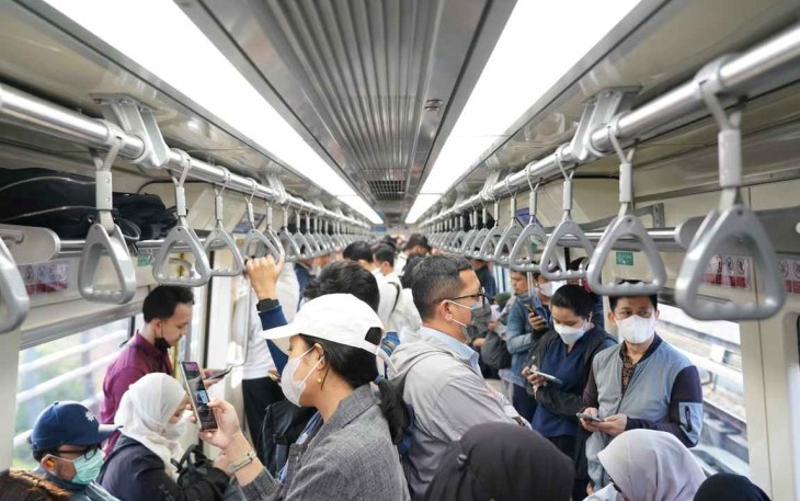 Tips Menggunakan LRT Jabodebek Saat Jam Sibuk