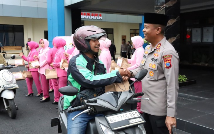 Polres Tulungagung Berbagi Takjil Tebar Kebaikan di Bulan Ramadan