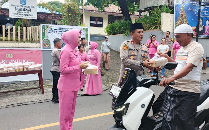 Kapolsek Ranowulu, Iptu Teguh Pambudi didampingi istri tercinta saat membagikan takjil gratis kepada pengendara motor