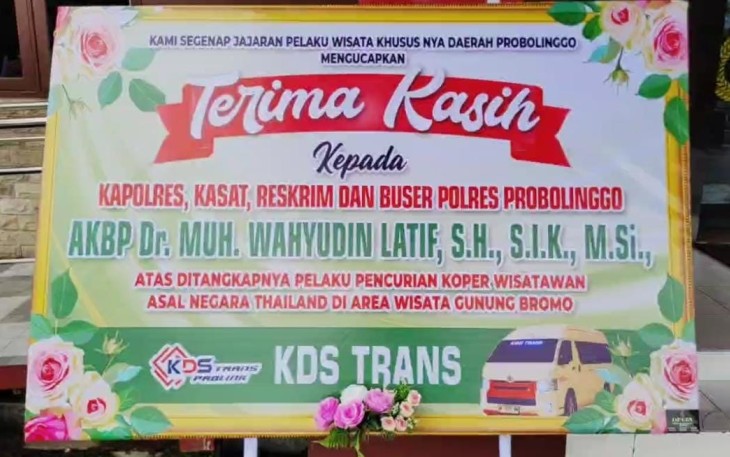 uluhan karangan bunga memenuhi halaman Polres Probolinggo Polda Jawa Timur pasca tertangkapnya komplotan pencuri koper milik wisatawan asal Thailand  di kawasan wisata Gunung Bromo