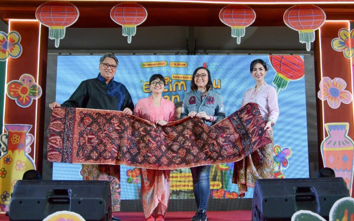 Wakil Menteri Ekonomi Kreatif, Irene Umar, menyaksikan langsung fashion show dalam rangkaian Harmoni Imlek Nusantara 2026 di Lapangan Banteng, Jakarta, Kamis (26/2/2026)