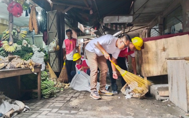 Wakil Bupati Karanganyar, Adhe Eliana, memimpin aksi bersih-bersih massal di kawasan Terminal dan Pasar Tegalgede Karanganyar dalam rangka peringatan HPSN, Jumat (27/2/2026)