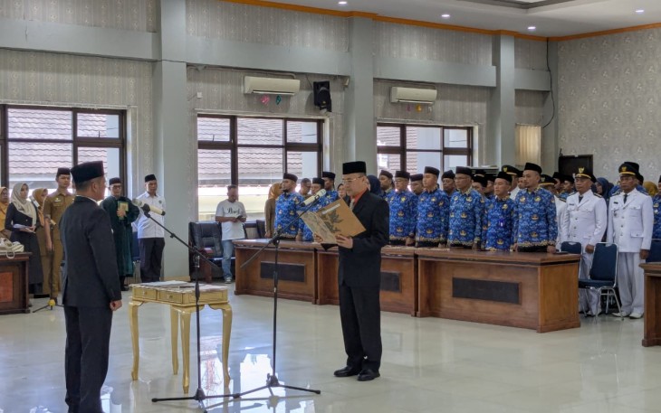 Bupati Pasaman, Welly Suhery, resmi melantik dan mengambil sumpah jabatan terhadap 120 pejabat di lingkungan Pemerintah Kabupaten Pasaman, Senin (2/3/2026)