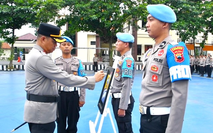 Kapolres Karanganyar, AKBP Arman Sahti, mencoret atau memberi tanda silang pada foto Bripka Hajar Dwi Nugroho dalam upacara PTDH, di Lapangan Wira Satya Polres Karanganyar, Senin (2/3/2026)