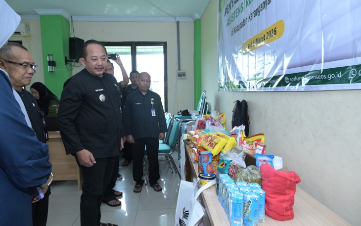 Bupati Rober Christanto menghadiri kegiatan penyaluran bantuan ATENSI kepada 44 kelompok rentan, di Aula Kantor Dinsos Karanganyar, Kamis (5/3/2026)