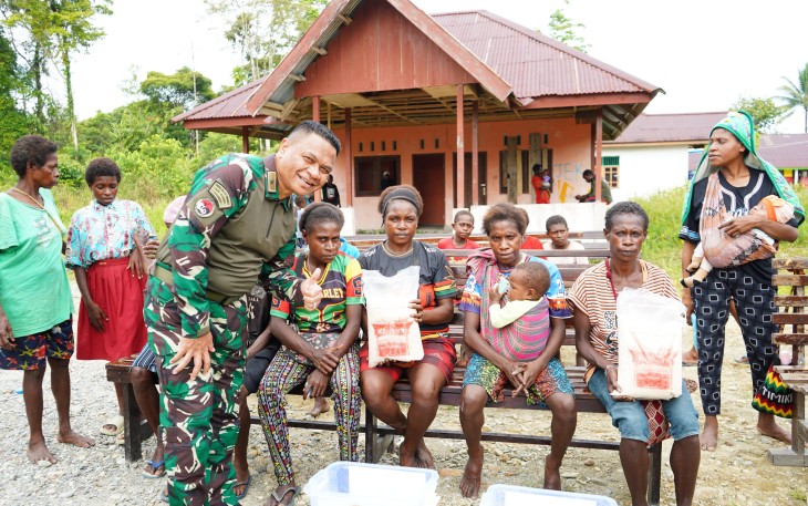 Koops TNI Papua Gelar Pengobatan Gratis dan Bagi Sembako di Kampung Iwaka